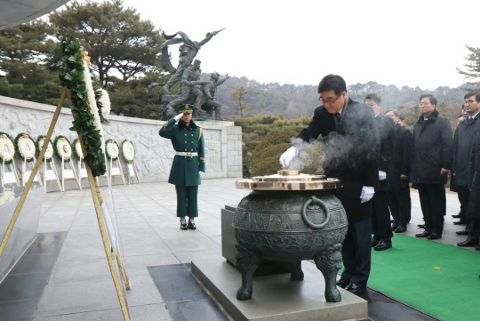 8일 오전 서울 동작동 국립현충원을 찾은 권희원 LIG넥스원 대표가 현충탑에 분향을 하고 있다. LIG넥스원 제공